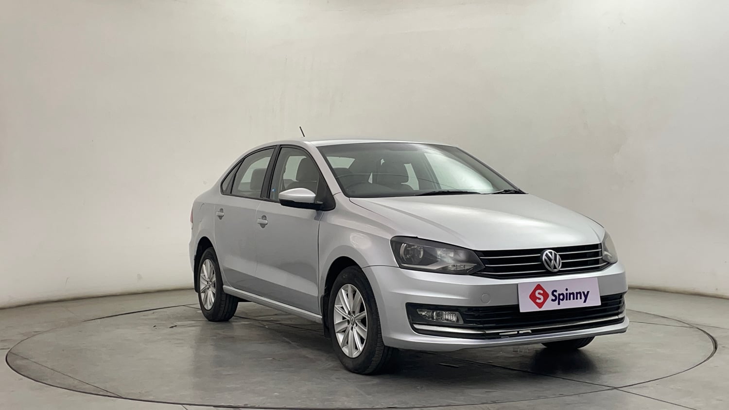 Used 2015 Volkswagen Vento Highline Petrol Petrol Manual exterior RIGHT FRONT CORNER VIEW