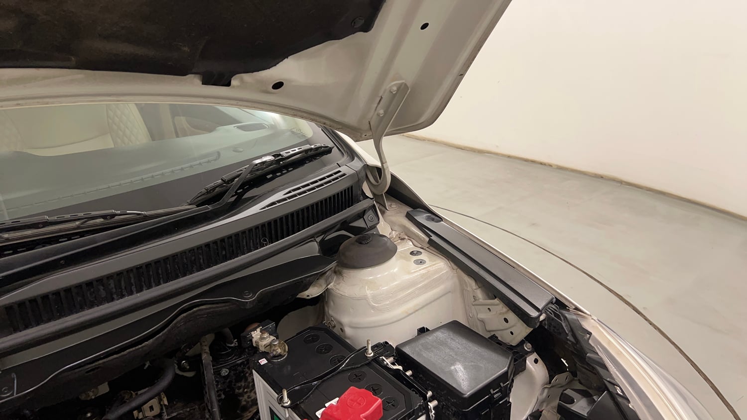 Used 2023 Maruti Suzuki Ciaz Zeta 1.5 Petrol Manual engine ENGINE LEFT SIDE HINGE & APRON VIEW