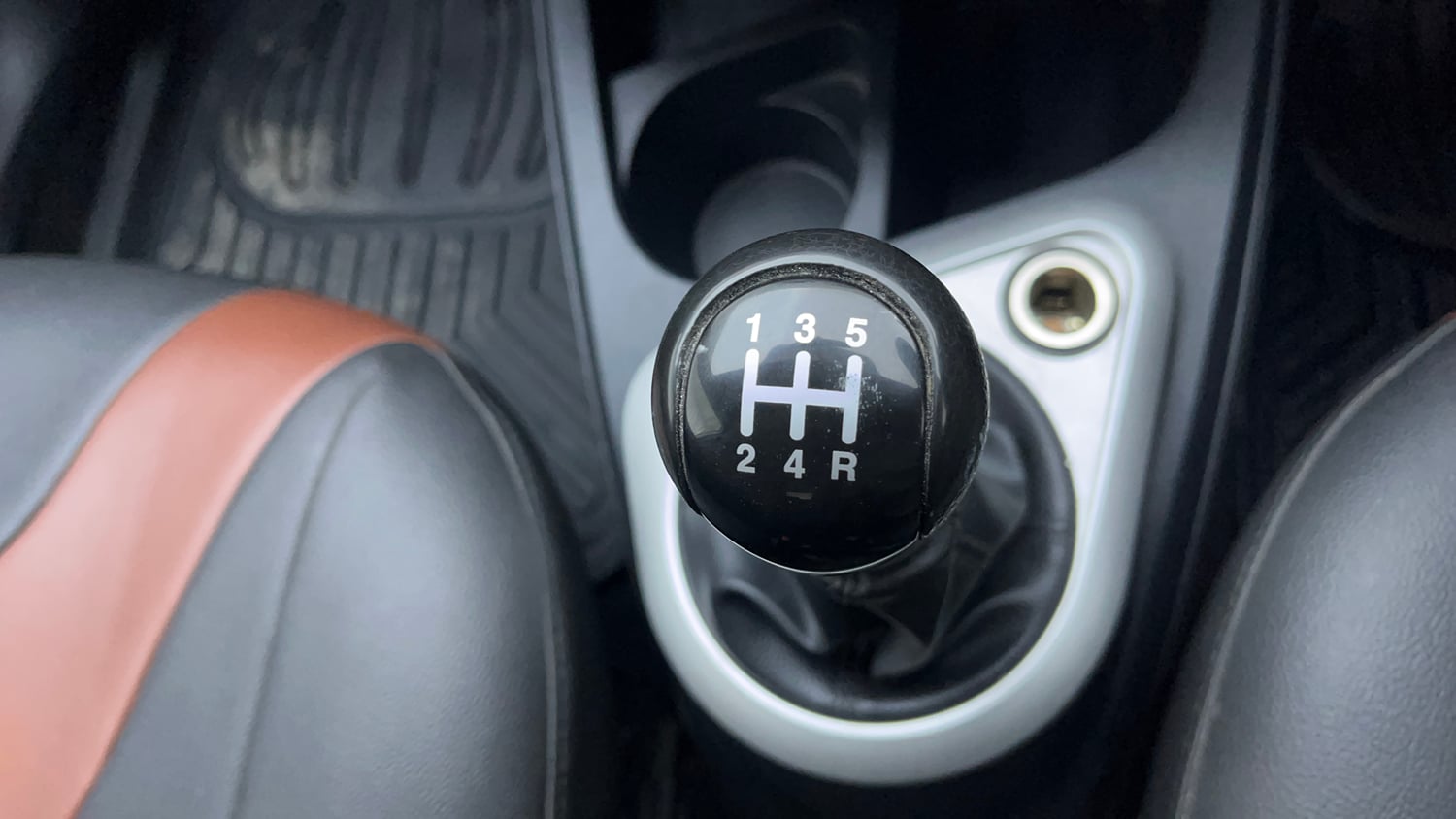 Used 2014 Ford Figo Duratorq Diesel EXI 1.4 Diesel Manual interior GEAR  KNOB VIEW