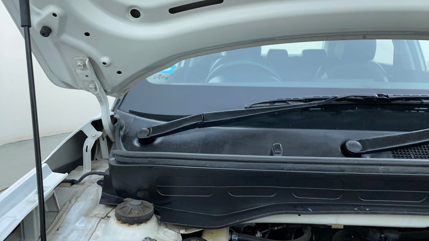 Used 2024 Hyundai Venue SX 1.2 Petrol Petrol Manual engine ENGINE RIGHT SIDE HINGE & APRON VIEW