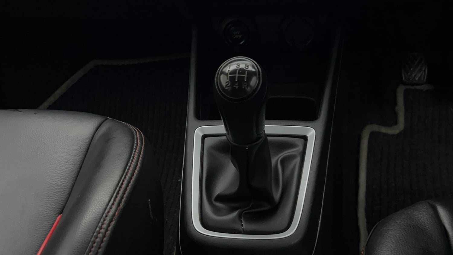 Used 2022 Maruti Suzuki Swift LXi Petrol Manual interior GEAR  KNOB VIEW