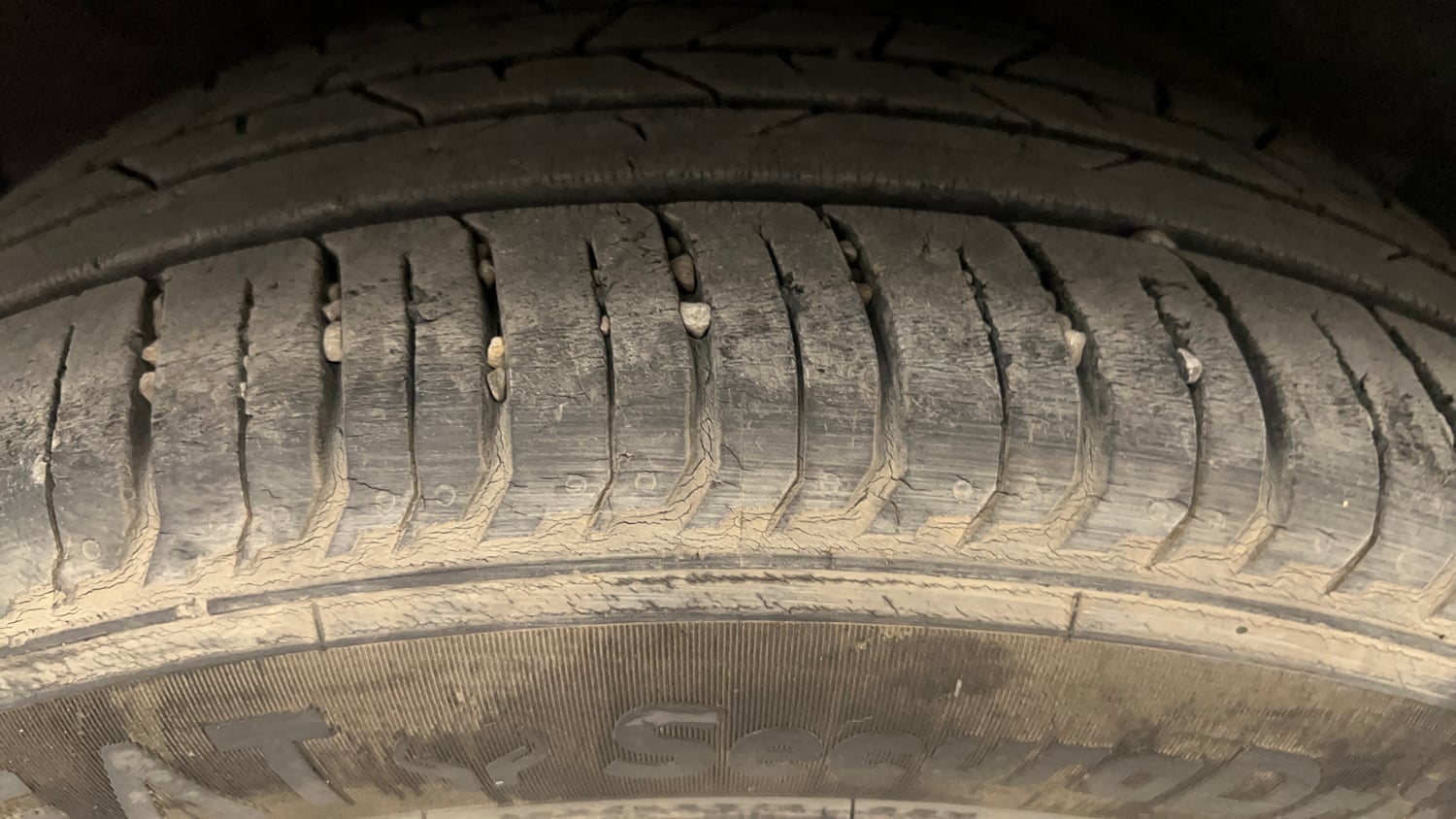 Used 2022 Hyundai New i20 Asta (O) 1.0 Turbo DCT Petrol Automatic tyres RIGHT REAR TYRE TREAD VIEW