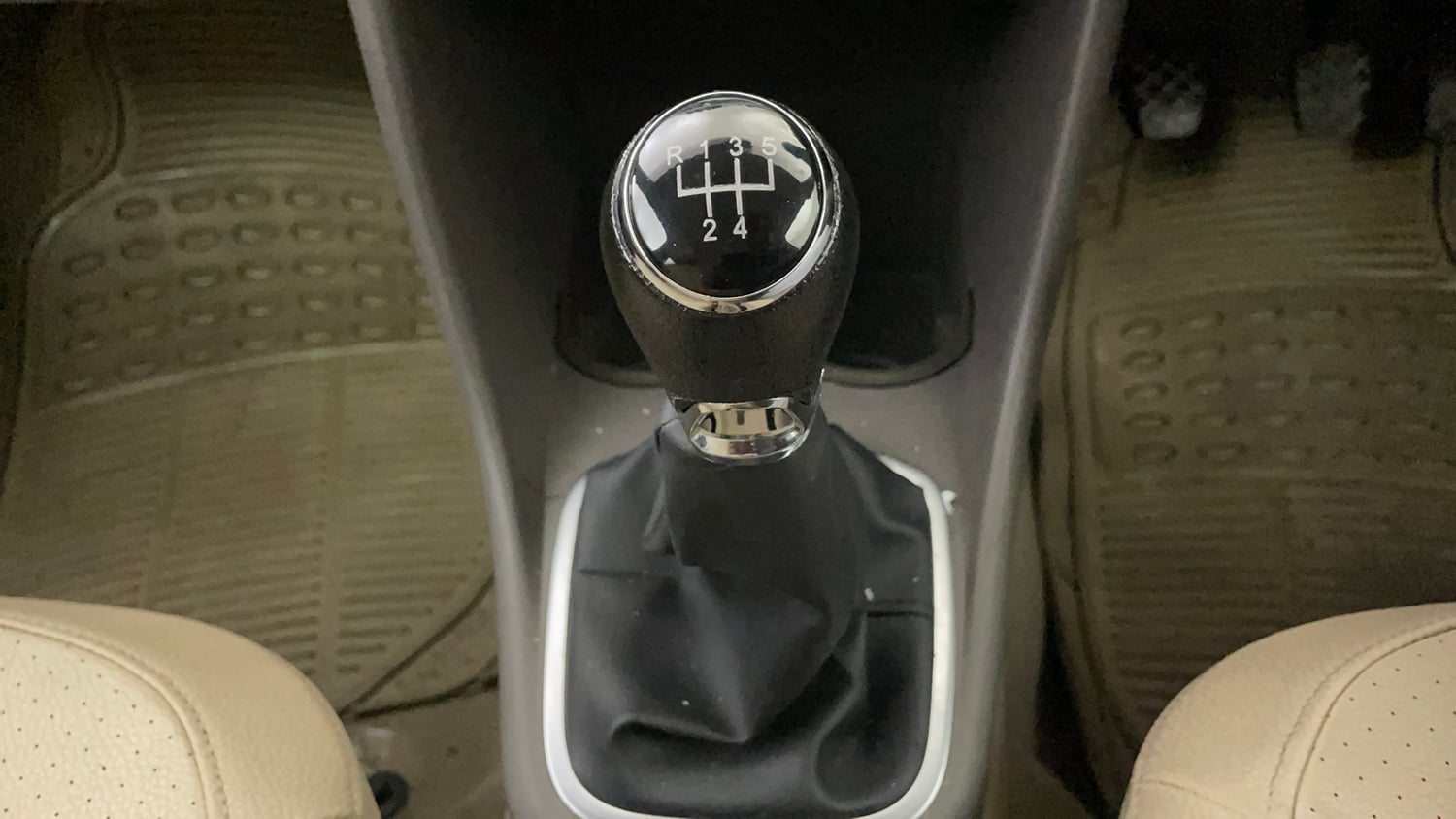 Used 2015 Volkswagen Vento Highline Petrol Petrol Manual interior GEAR  KNOB VIEW