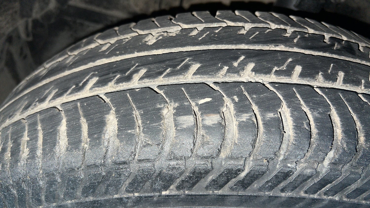 Used 2015 Maruti Suzuki Swift VXi Petrol Manual tyres LEFT FRONT TYRE TREAD VIEW