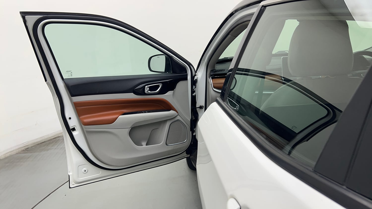 Used 2022 Jeep Compass Limited (O) 2.0 Diesel Diesel Manual interior LEFT FRONT DOOR OPEN VIEW
