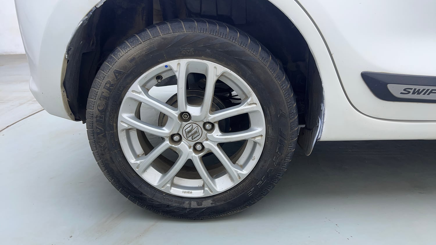 Used 2018 Maruti Suzuki Swift ZXi AMT Petrol Automatic tyres RIGHT REAR TYRE RIM VIEW