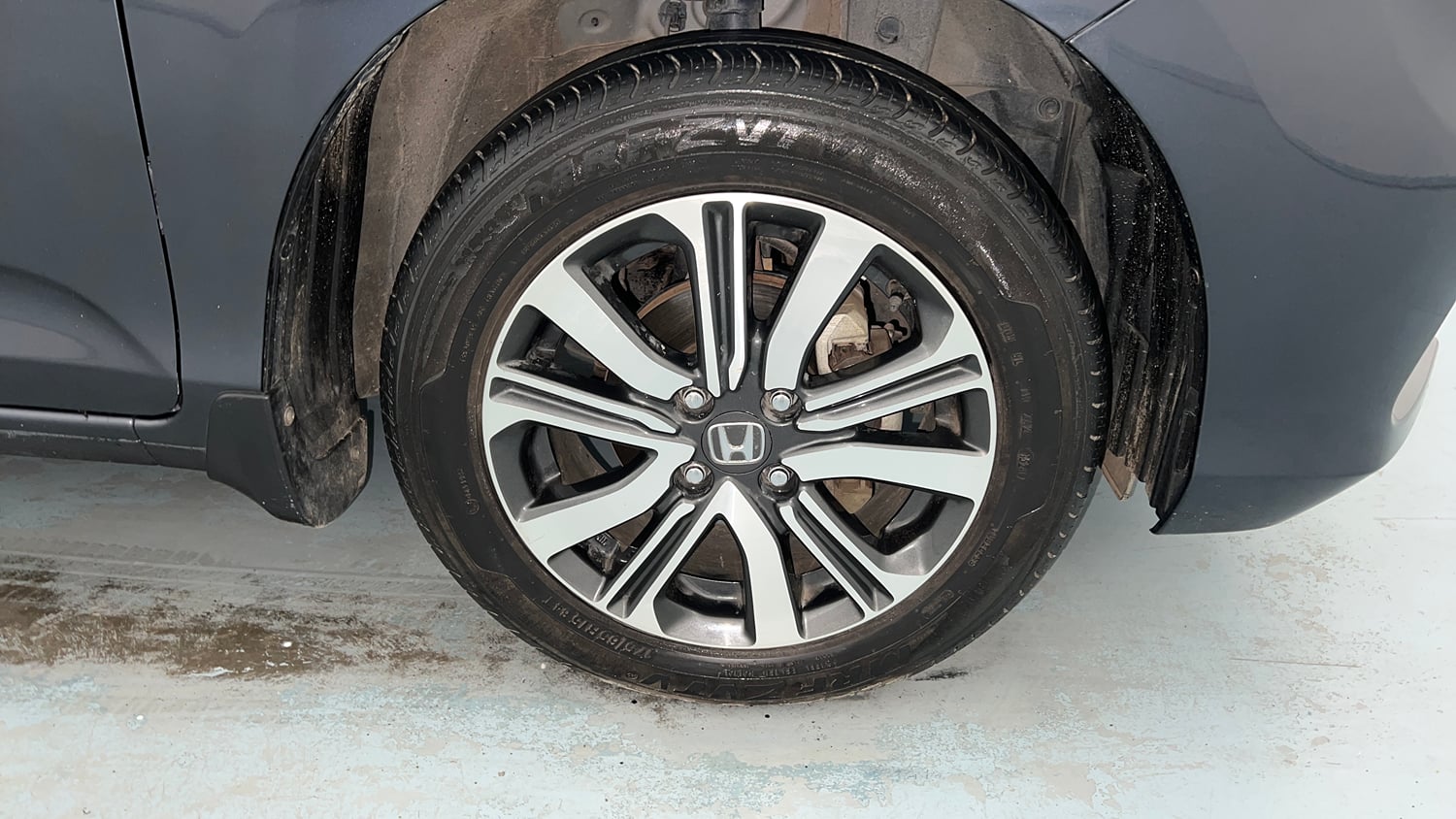 Used 2024 honda Amaze 2nd Generation VX 1.2 Petrol MT Petrol Manual tyres RIGHT FRONT TYRE RIM VIEW