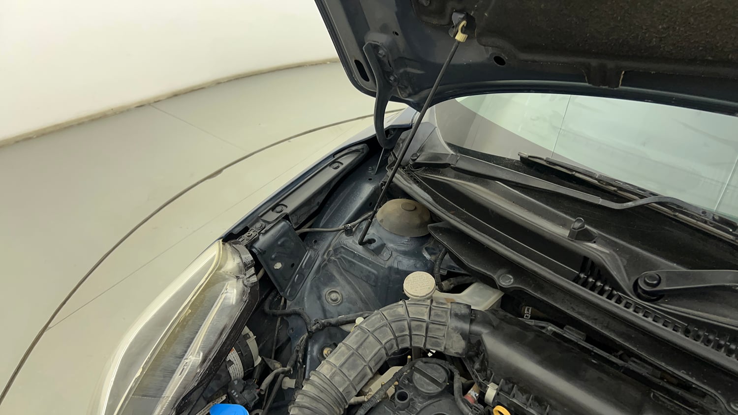 Used 2018 Maruti Suzuki Baleno Alpha 1.2 Petrol Manual engine ENGINE RIGHT SIDE HINGE & APRON VIEW