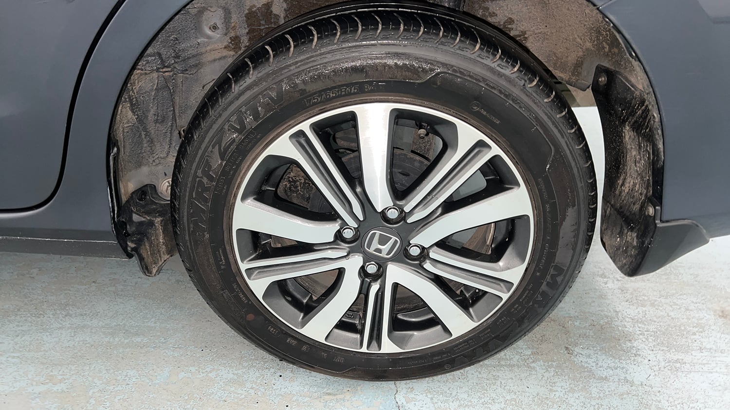 Used 2024 honda Amaze 2nd Generation VX 1.2 Petrol MT Petrol Manual tyres LEFT REAR TYRE RIM VIEW