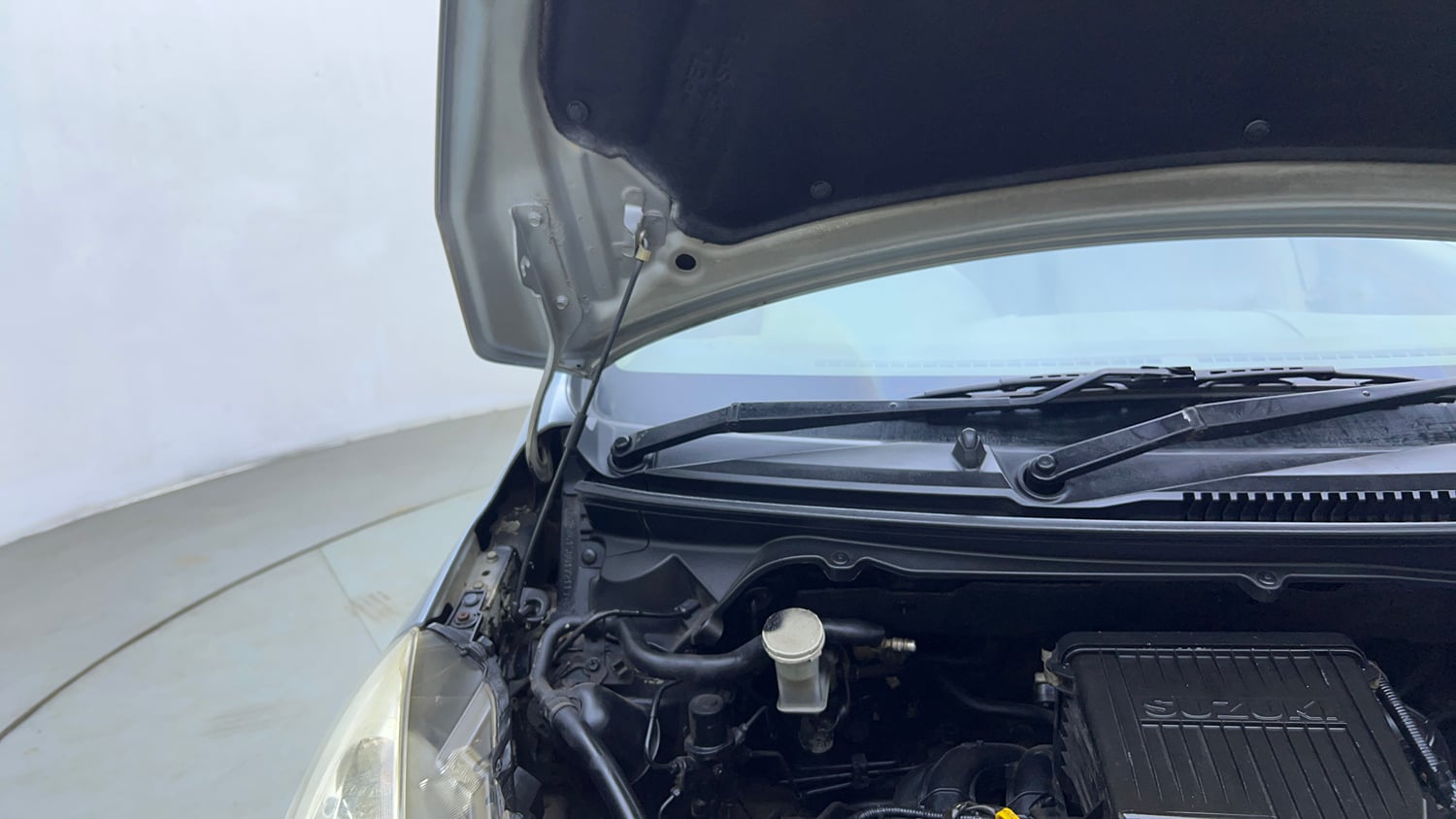 Used 2013 Maruti Suzuki Ertiga Vxi Petrol Manual engine ENGINE RIGHT SIDE HINGE & APRON VIEW