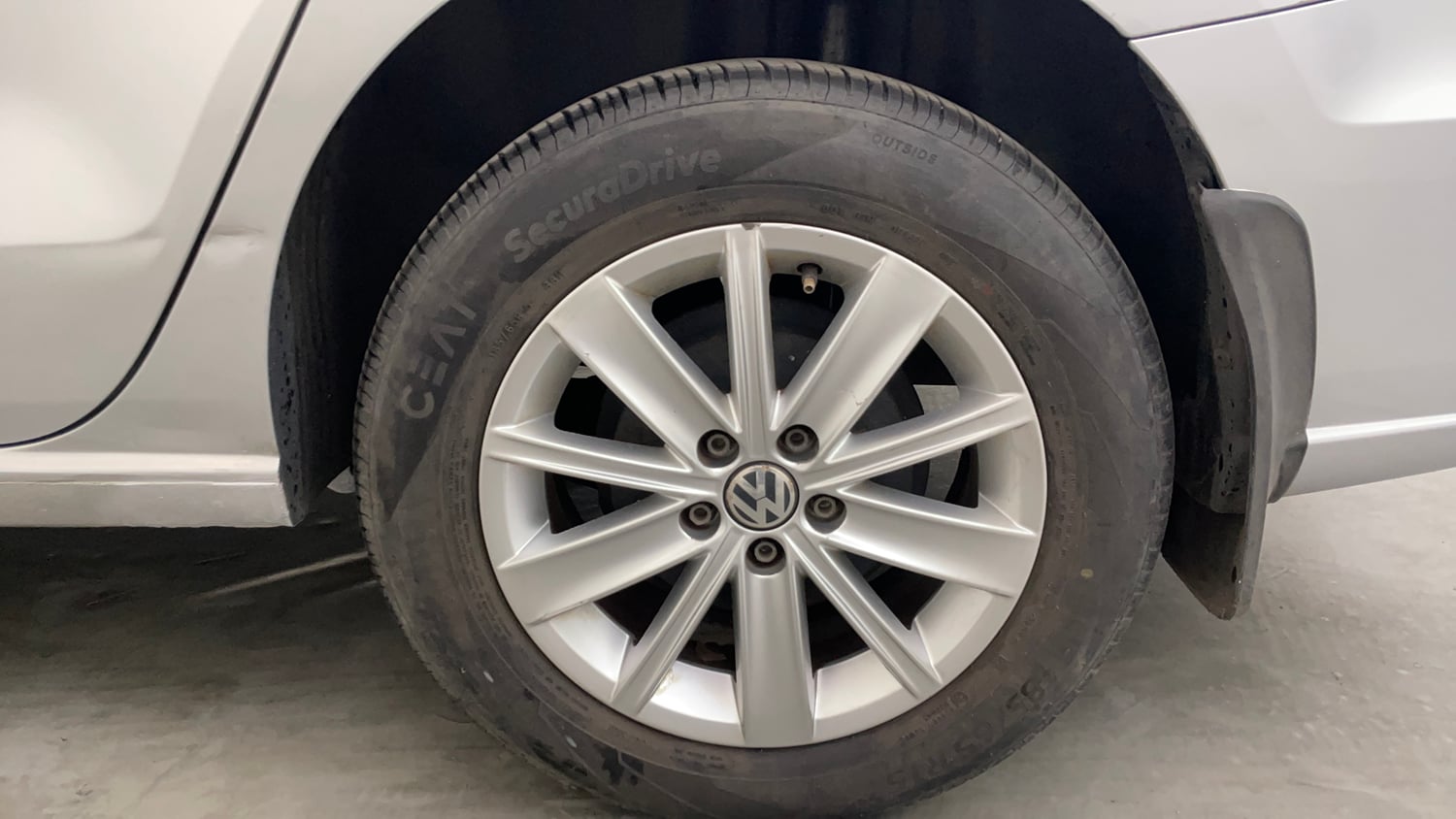 Used 2015 Volkswagen Vento Highline Petrol Petrol Manual tyres LEFT REAR TYRE RIM VIEW