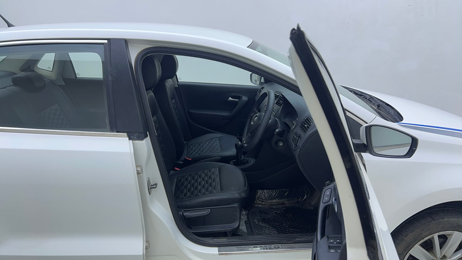 Used 2018 Volkswagen Ameo Comfortline 1.2L (P) Petrol Manual interior RIGHT SIDE FRONT DOOR CABIN VIEW