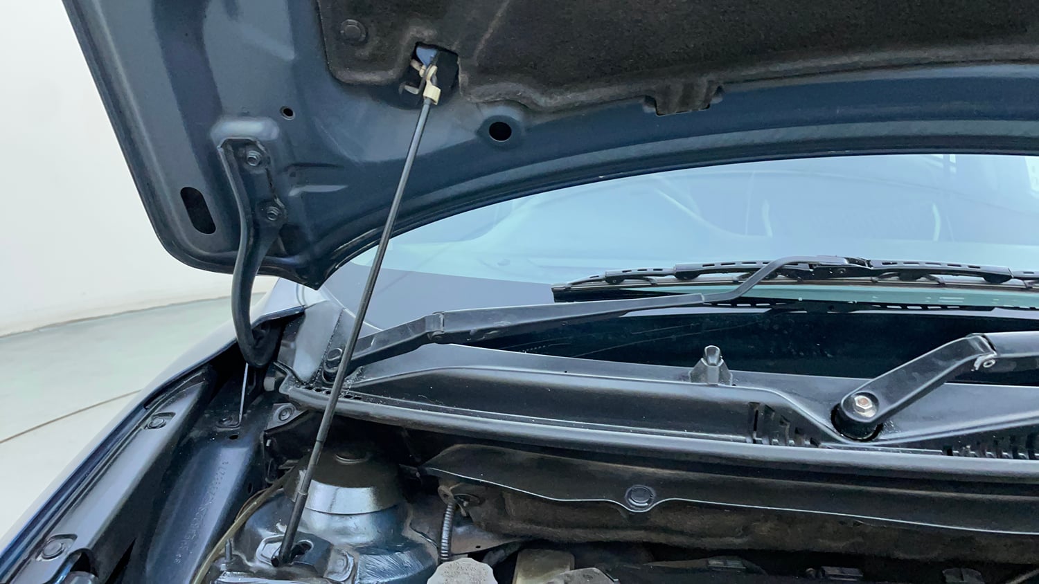 Used 2019 Maruti Suzuki Baleno Alpha Automatic Petrol Automatic engine ENGINE RIGHT SIDE HINGE & APRON VIEW