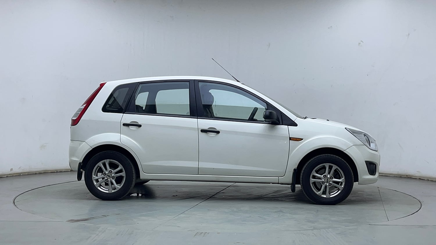 Used 2014 Ford Figo Duratorq Diesel EXI 1.4 Diesel Manual exterior RIGHT SIDE VIEW
