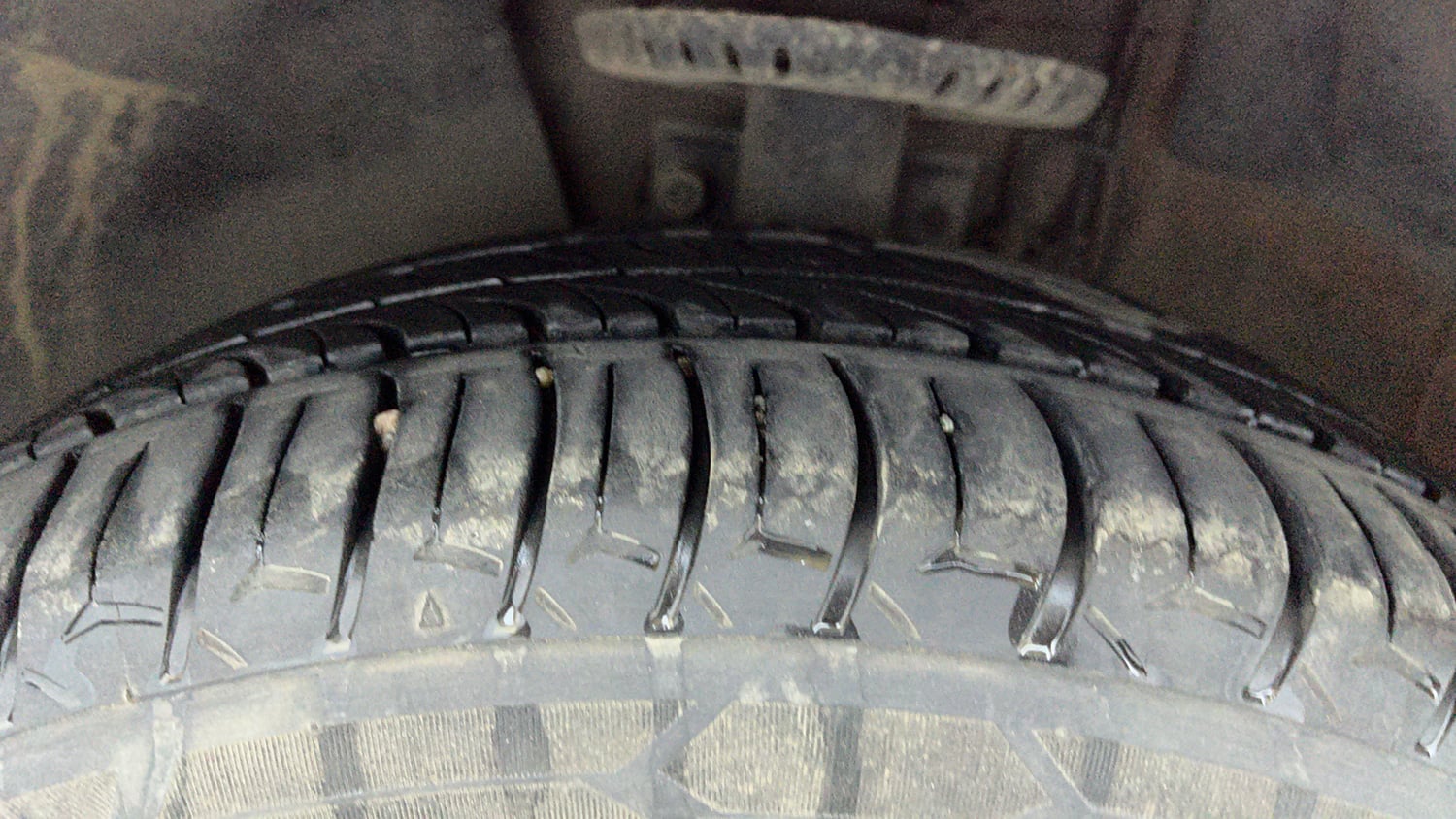 Used 2020 Volkswagen Polo Comfortline Plus 1.0L MPI Petrol Manual tyres LEFT FRONT TYRE TREAD VIEW
