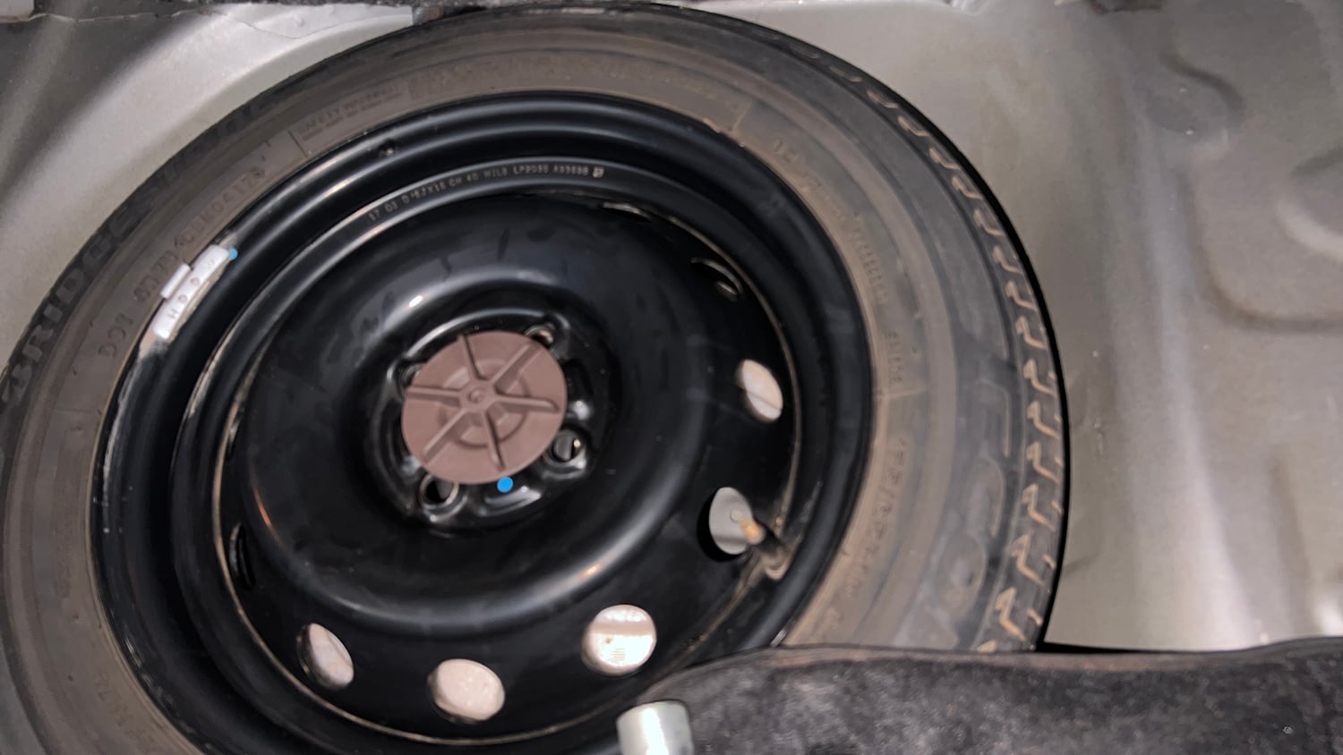 Used 2017 Maruti Suzuki Ignis Zeta 1.2 AMT Petrol Automatic tyres SPARE TYRE VIEW