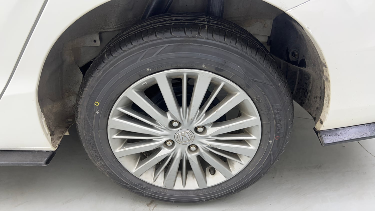 Used 2022 Honda City V Petrol Petrol Manual tyres LEFT REAR TYRE RIM VIEW