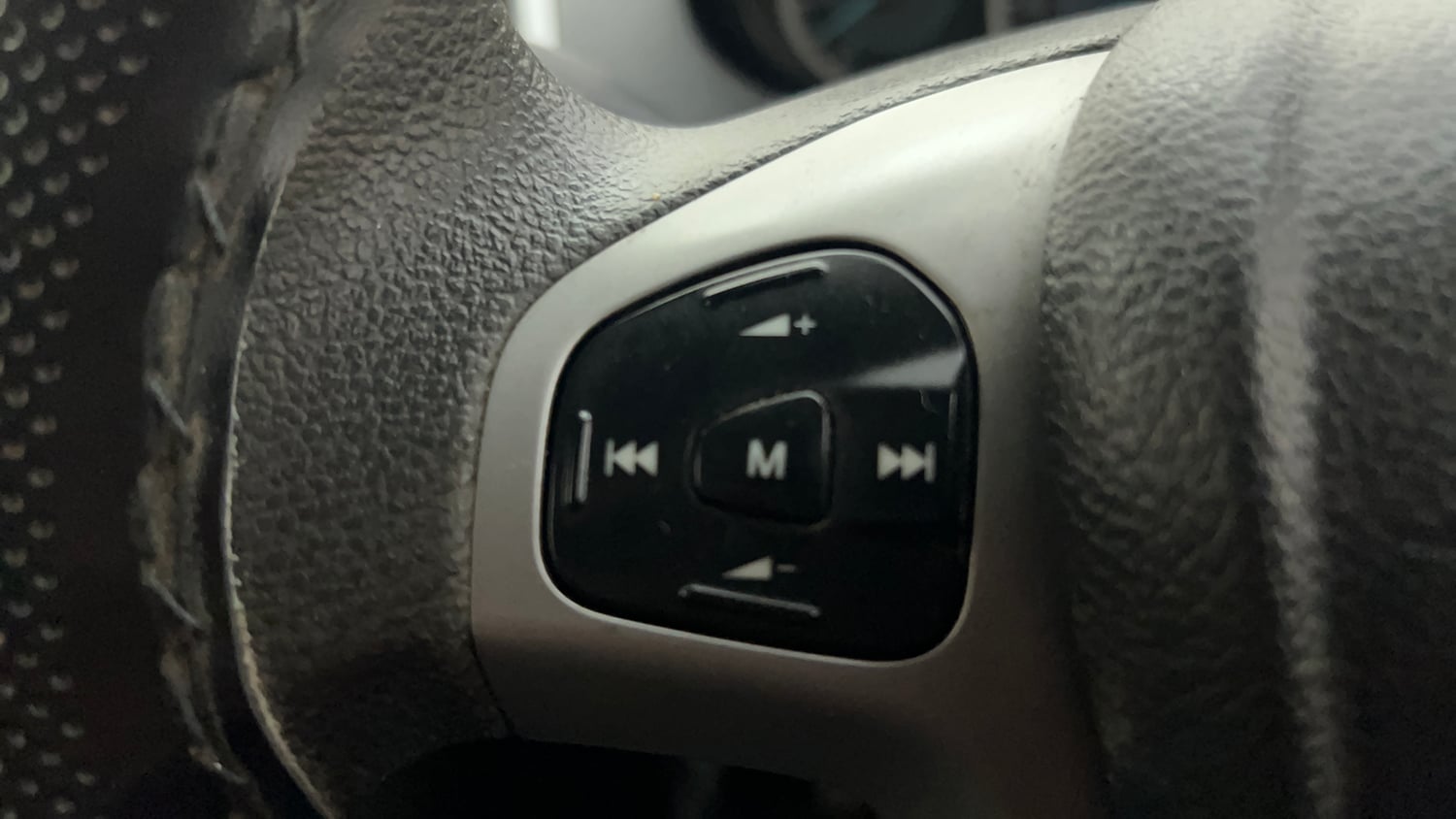 Used 2018 Ford Figo Titanium 1.2 Ti-VCT Petrol Manual top_features Steering mounted controls