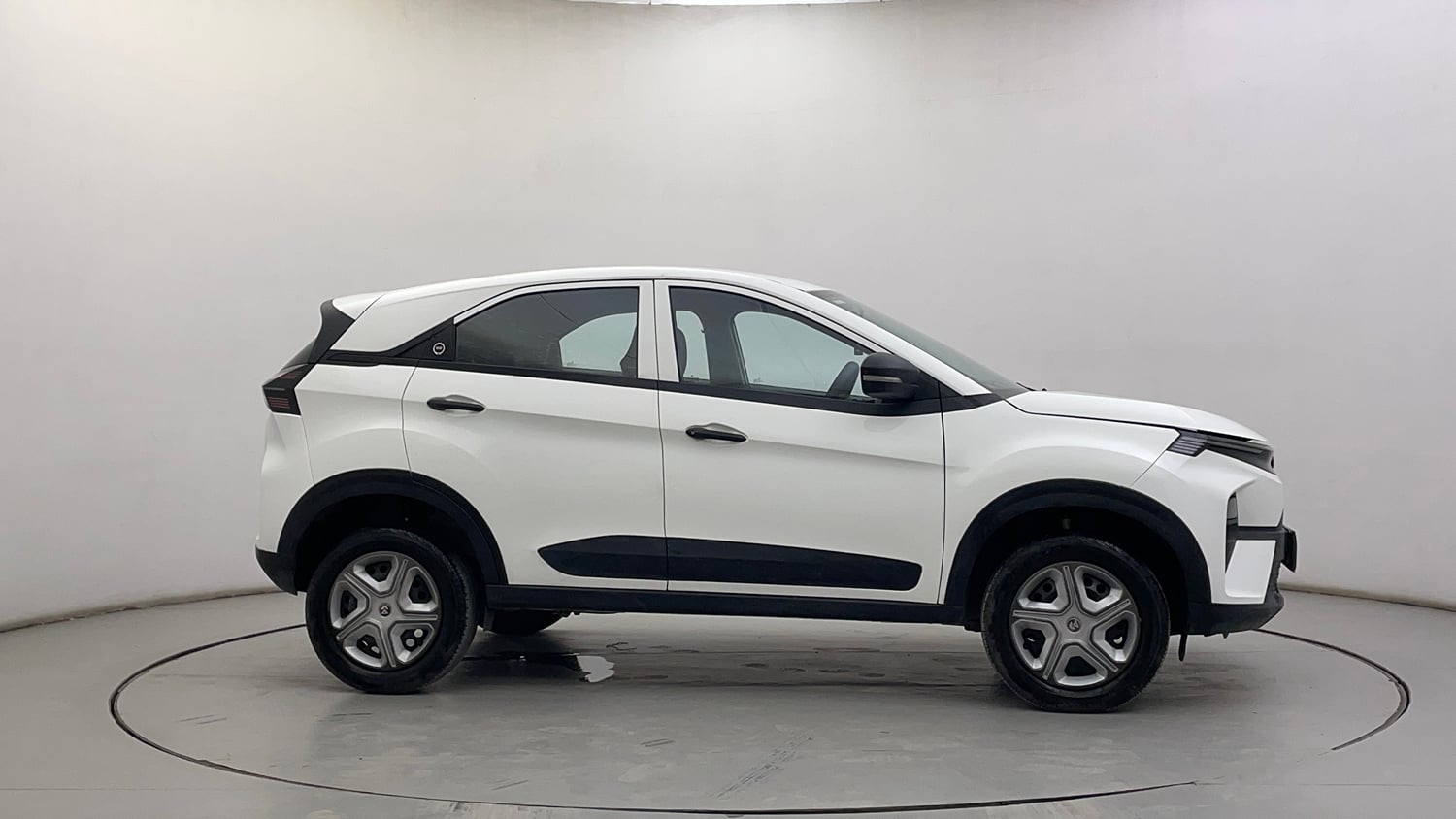 Used 2024 Tata Nexon Smart 1.2 Revotron Petrol 5MT Petrol Manual exterior RIGHT SIDE VIEW
