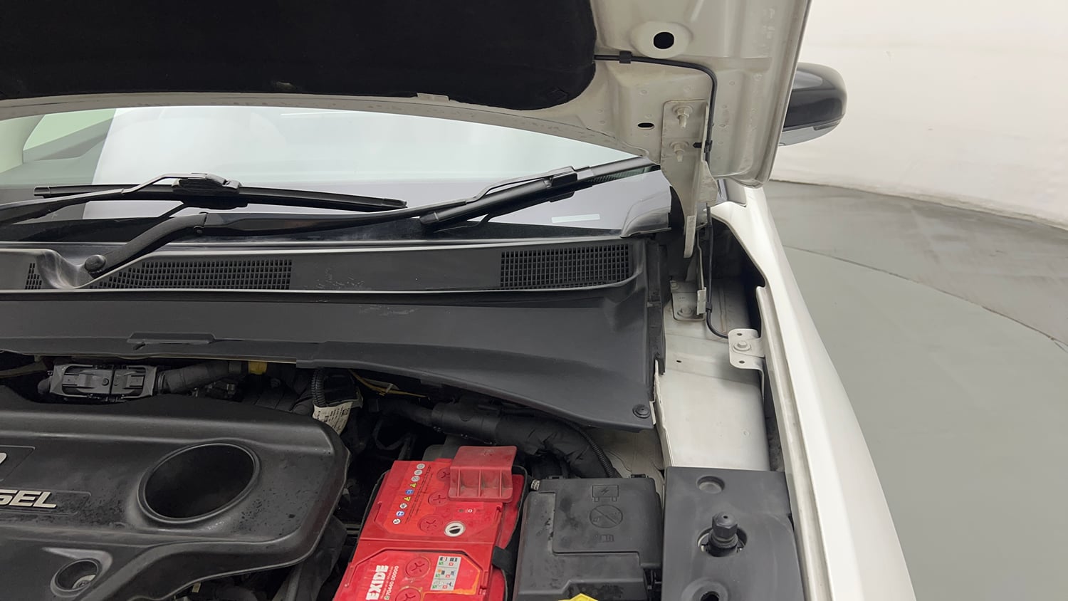 Used 2022 Jeep Compass Limited (O) 2.0 Diesel Diesel Manual engine ENGINE LEFT SIDE HINGE & APRON VIEW