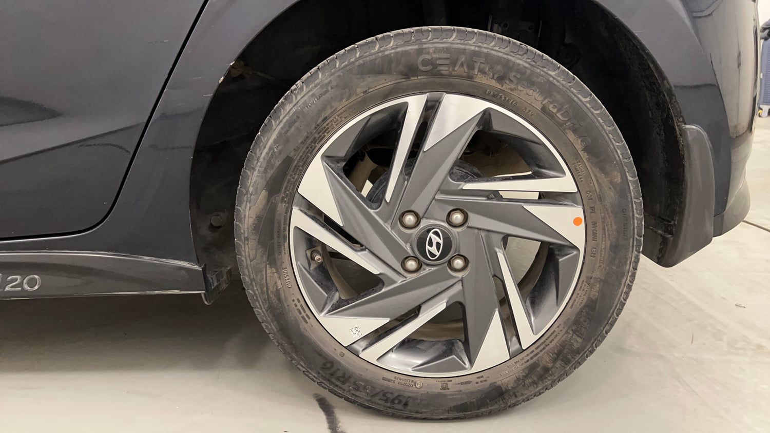 Used 2022 Hyundai New i20 Asta (O) 1.0 Turbo DCT Petrol Automatic tyres LEFT REAR TYRE RIM VIEW