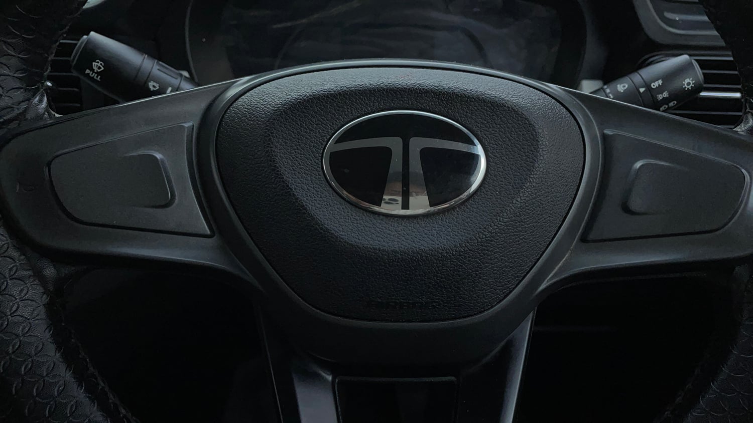 Used 2025 Tata Punch Pure MT Petrol Manual top_features Airbags