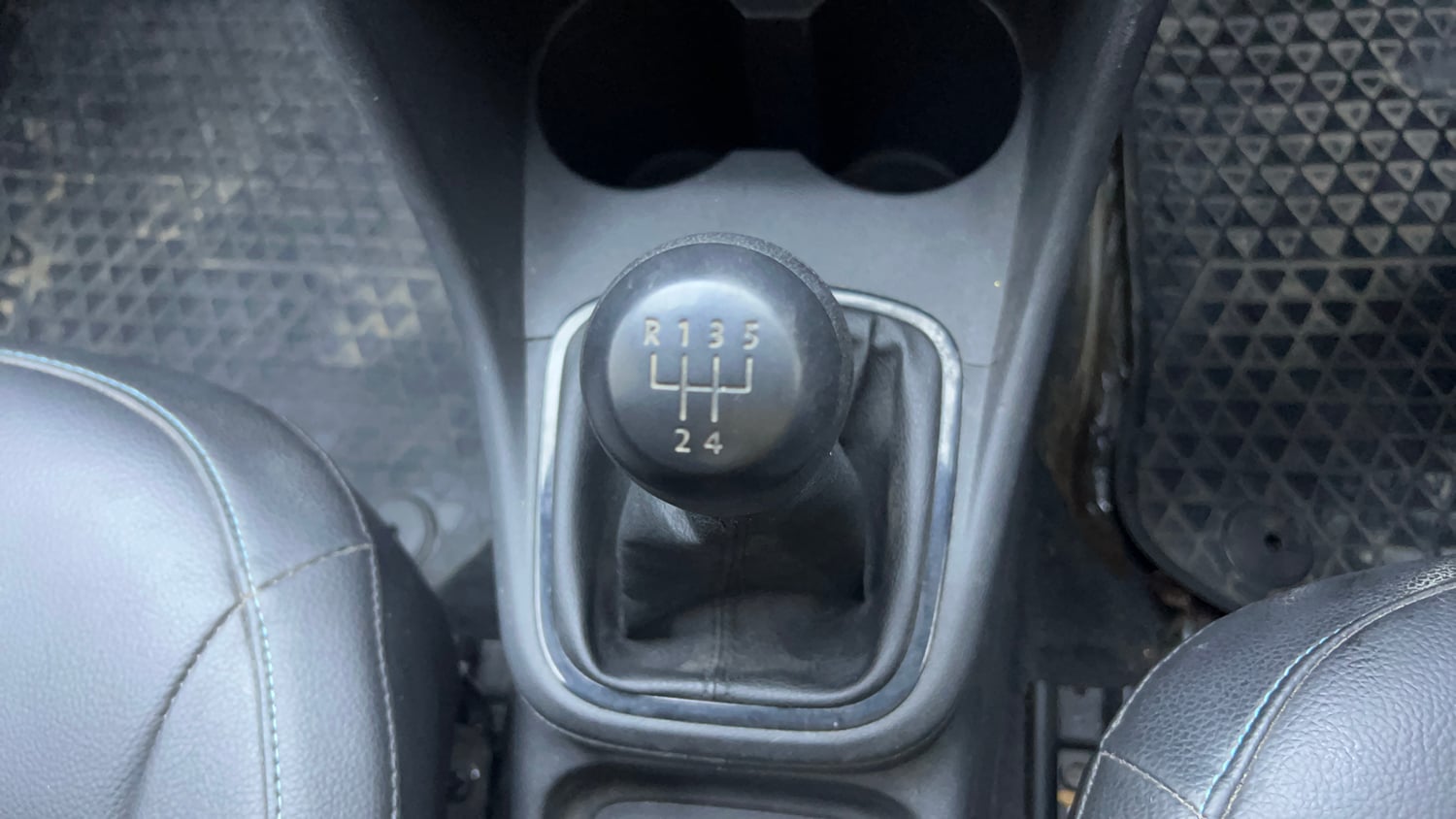Used 2018 Volkswagen Ameo Comfortline 1.2L (P) Petrol Manual interior GEAR  KNOB VIEW