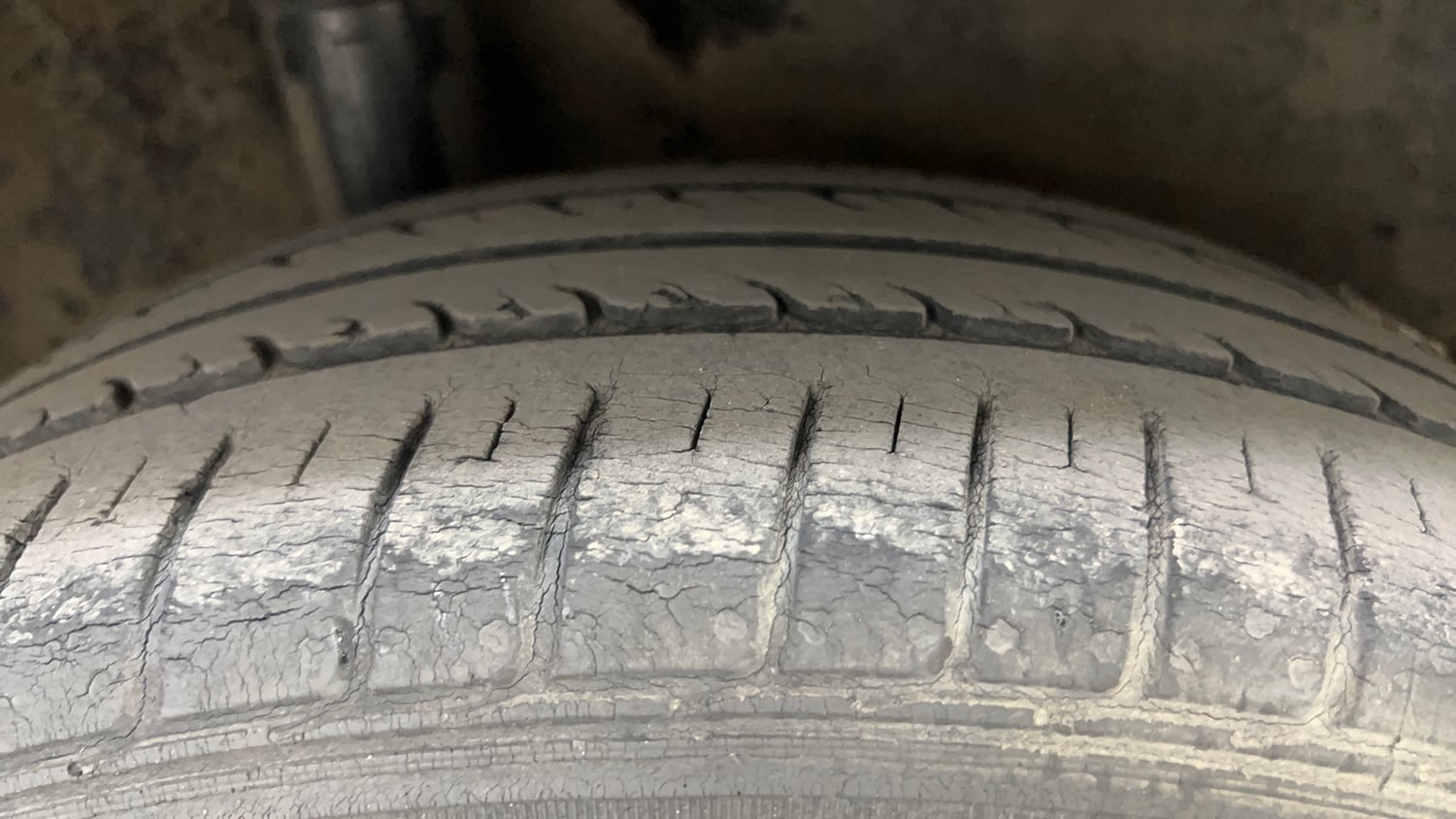 Used 2014 Honda City VX CVT Petrol Automatic tyres RIGHT REAR TYRE TREAD VIEW
