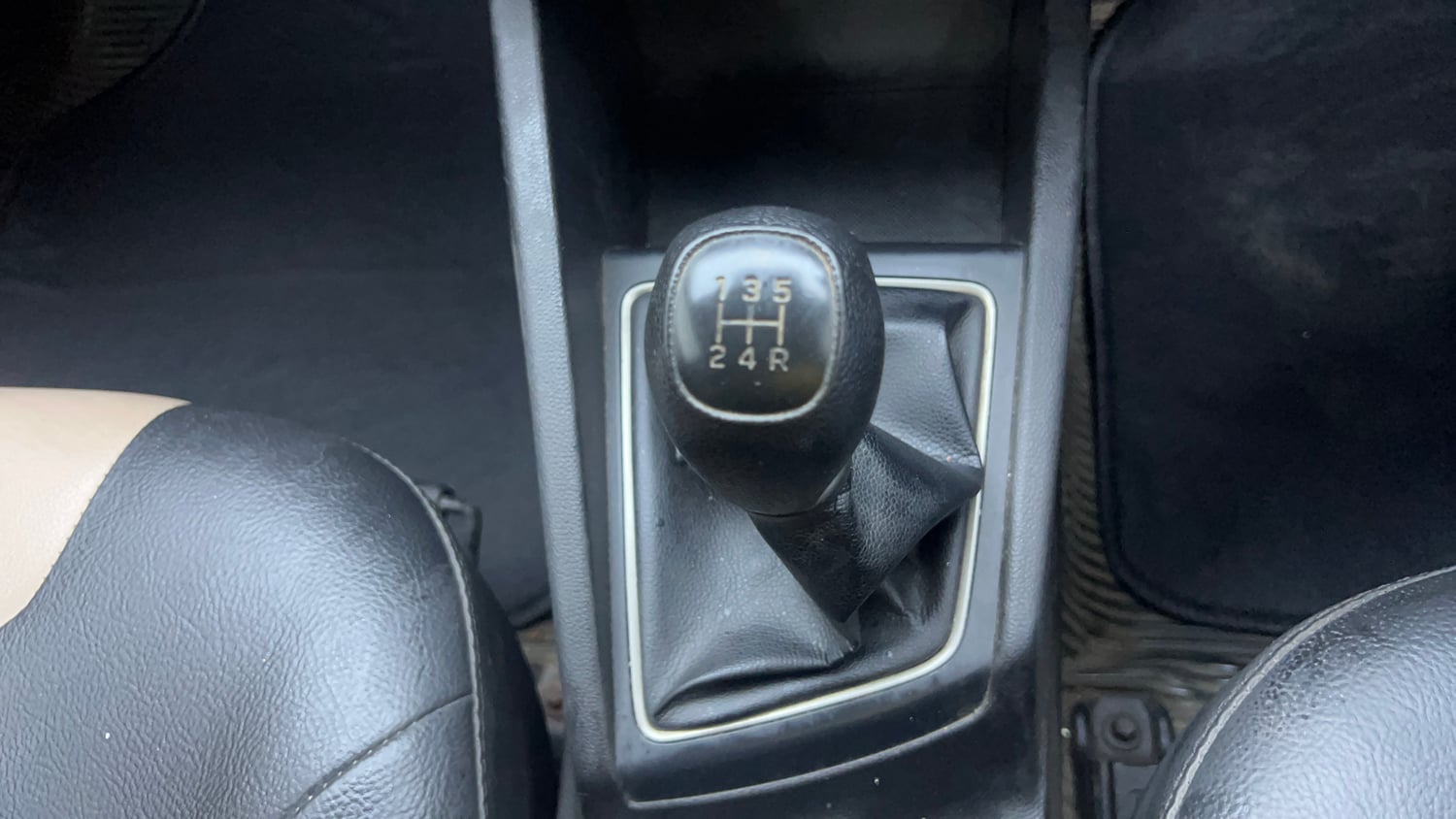 Used 2015 Hyundai Elite i20 Sportz 1.2 Petrol Manual interior GEAR  KNOB VIEW