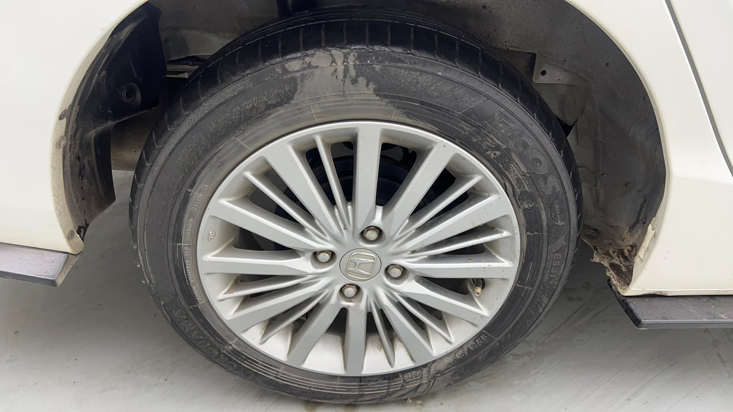 Used 2022 Honda City V Petrol Petrol Manual tyres RIGHT REAR TYRE RIM VIEW