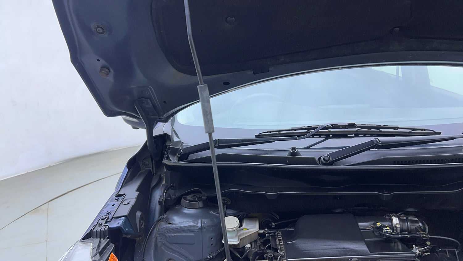 Used 2023 Maruti Suzuki XL6 Alpha Plus MT Petrol Petrol Manual engine ENGINE RIGHT SIDE HINGE & APRON VIEW