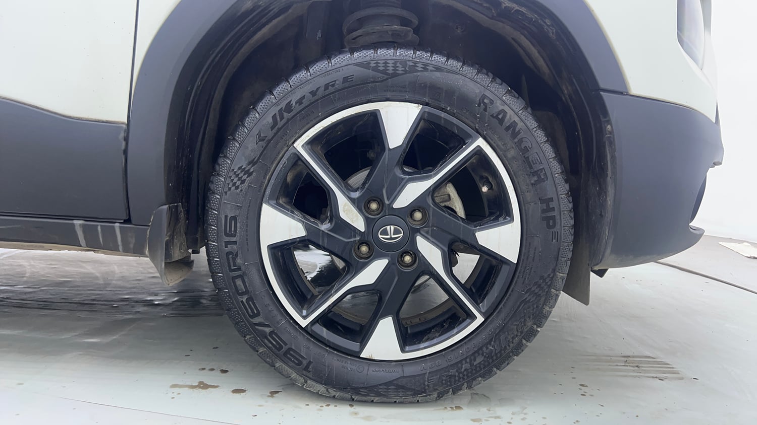 Used 2023 Tata Punch Creative AMT Petrol Automatic tyres RIGHT FRONT TYRE RIM VIEW