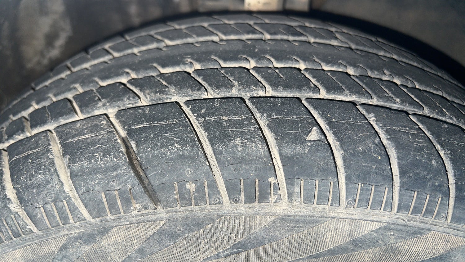 Used 2018 Volkswagen Ameo Comfortline 1.2L (P) Petrol Manual tyres RIGHT FRONT TYRE TREAD VIEW