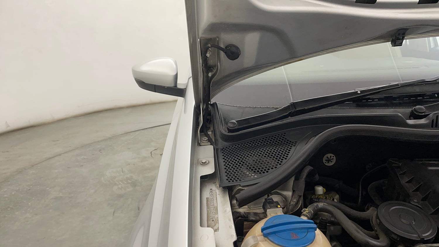 Used 2015 Volkswagen Vento Highline Petrol Petrol Manual engine ENGINE RIGHT SIDE HINGE & APRON VIEW