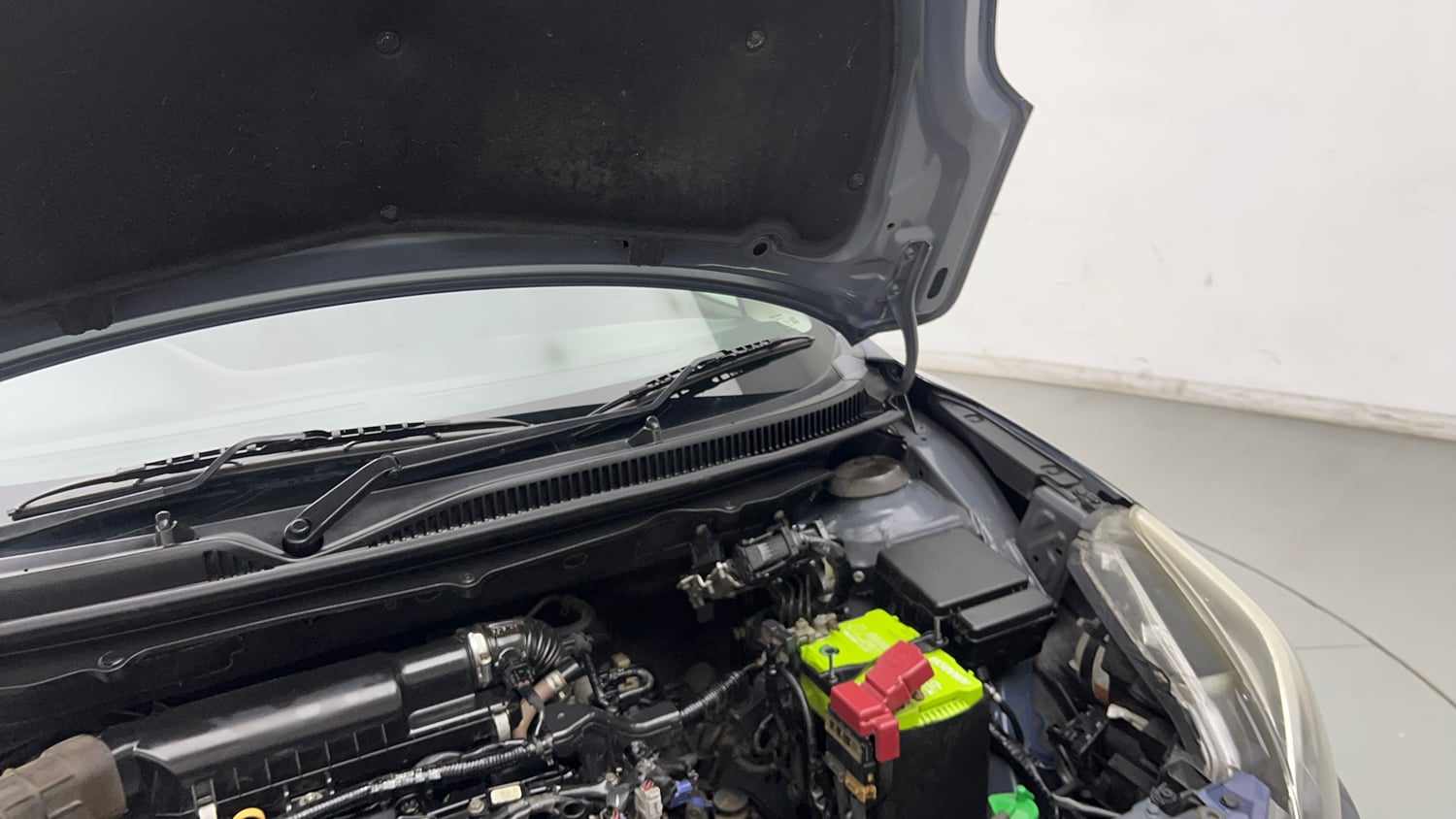 Used 2017 Maruti Suzuki Baleno Alpha 1.2 Petrol Manual engine ENGINE LEFT SIDE HINGE & APRON VIEW