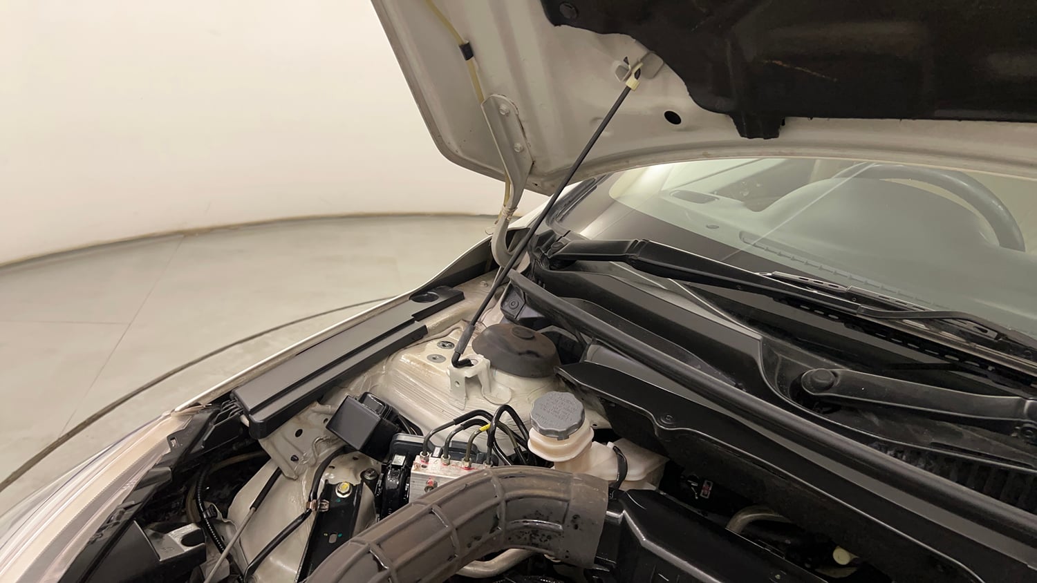 Used 2023 Maruti Suzuki Ciaz Zeta 1.5 Petrol Manual engine ENGINE RIGHT SIDE HINGE & APRON VIEW