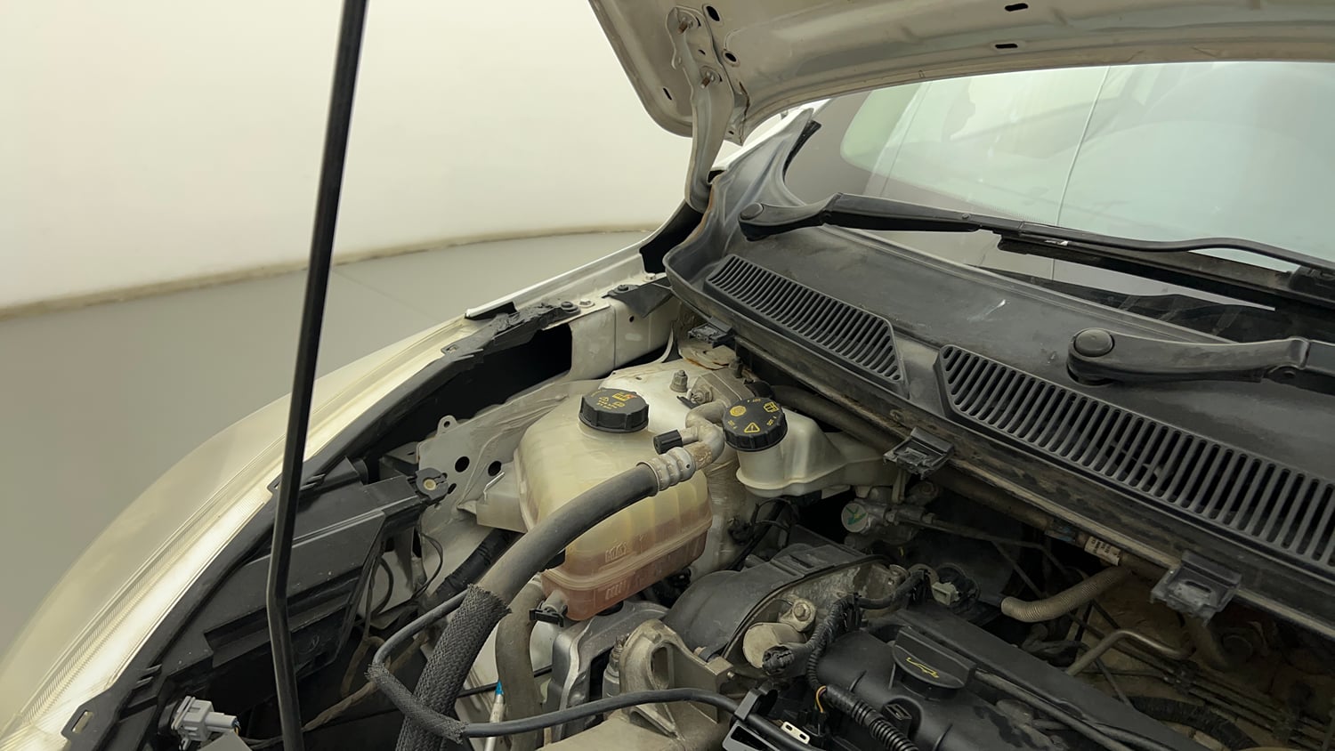 Used 2018 Ford Figo Titanium 1.2 Ti-VCT Petrol Manual engine ENGINE RIGHT SIDE HINGE & APRON VIEW
