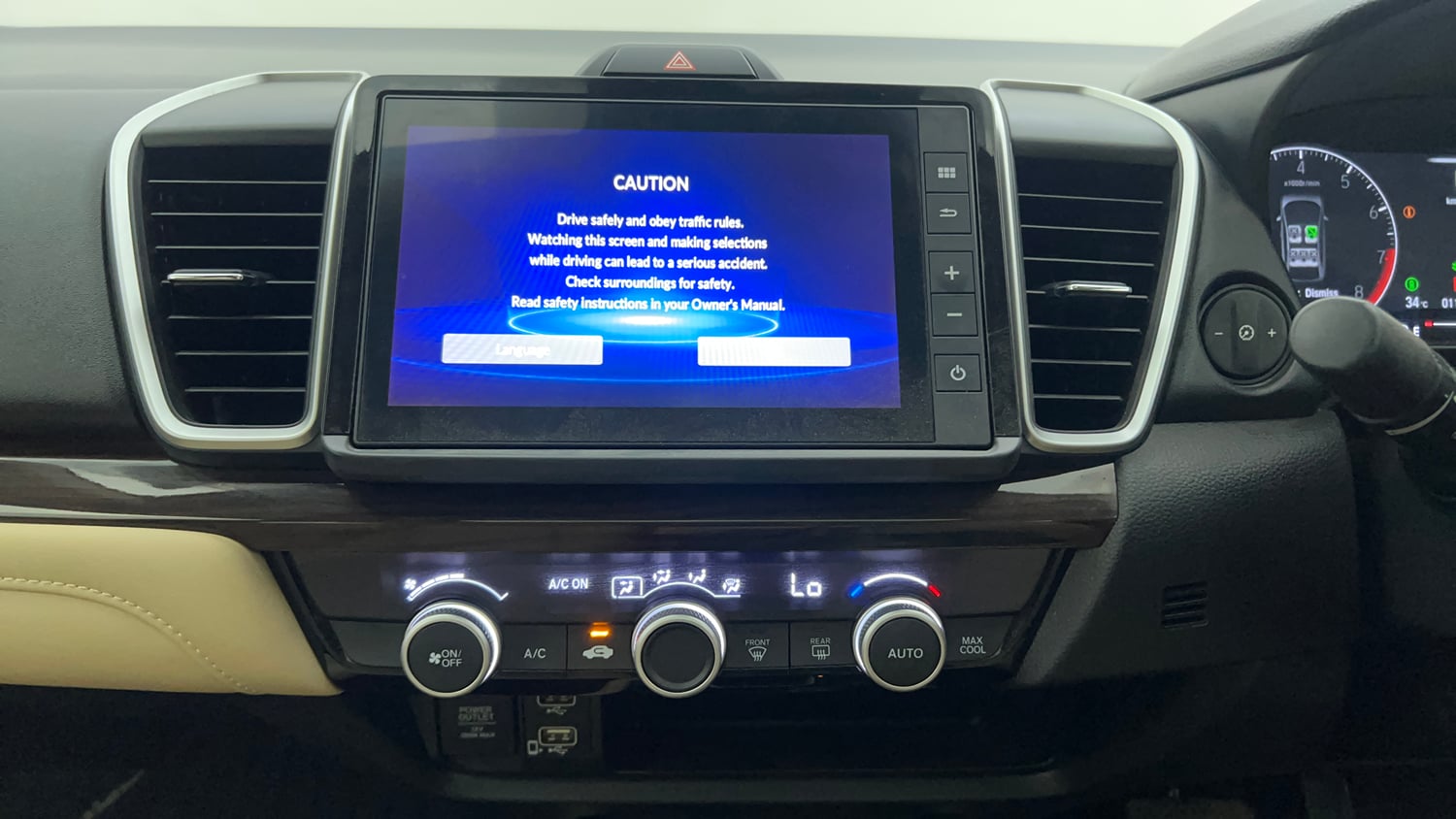 Used 2025 Honda City ZX Petrol CVT Petrol Automatic interior MUSIC SYSTEM & AC CONTROL VIEW