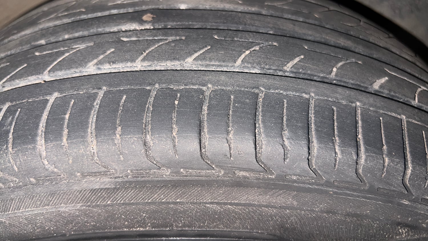 Used 2013 Ford Figo Duratorq Diesel ZXI 1.4 Diesel Manual tyres LEFT REAR TYRE TREAD VIEW