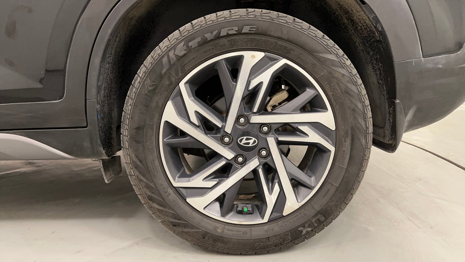 Used 2024 Hyundai Creta 1.5 MPi Petrol IVT SX(O) Petrol Automatic tyres LEFT REAR TYRE RIM VIEW