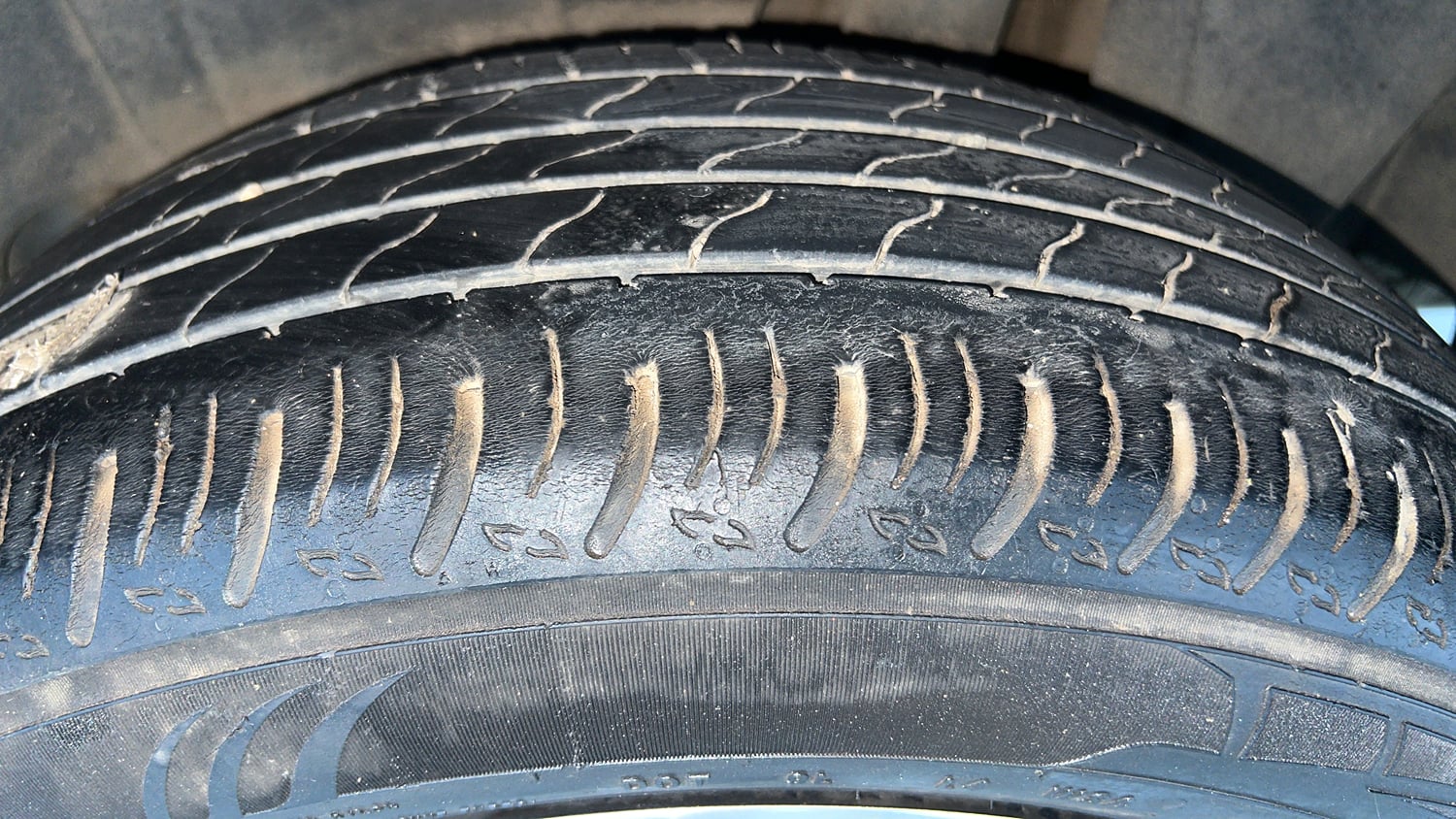 Used 2023 Maruti Suzuki XL6 Alpha Plus MT Petrol Petrol Manual tyres LEFT REAR TYRE TREAD VIEW