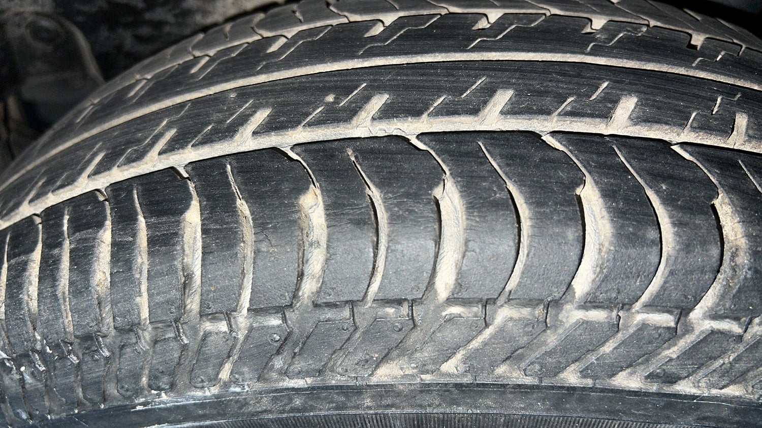 Used 2015 Maruti Suzuki Swift VXi Petrol Manual tyres LEFT REAR TYRE TREAD VIEW