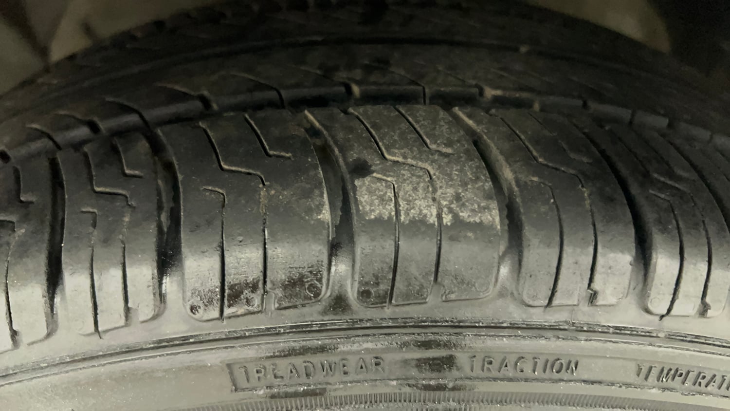 Used 2018 Ford Figo Titanium 1.2 Ti-VCT Petrol Manual tyres LEFT FRONT TYRE TREAD VIEW