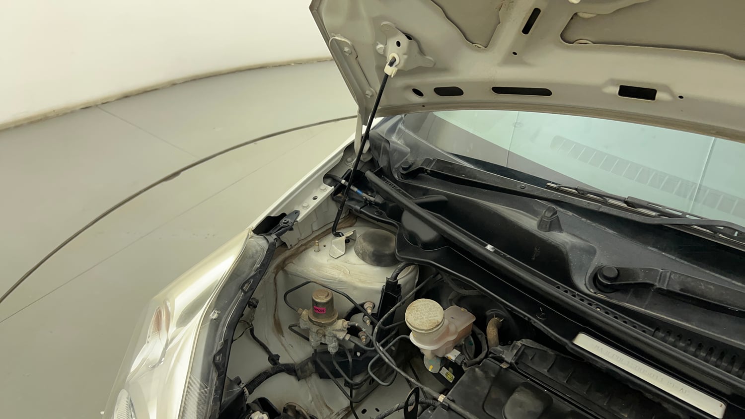 Used 2012 Maruti Suzuki A-Star Vxi Petrol Manual engine ENGINE RIGHT SIDE HINGE & APRON VIEW
