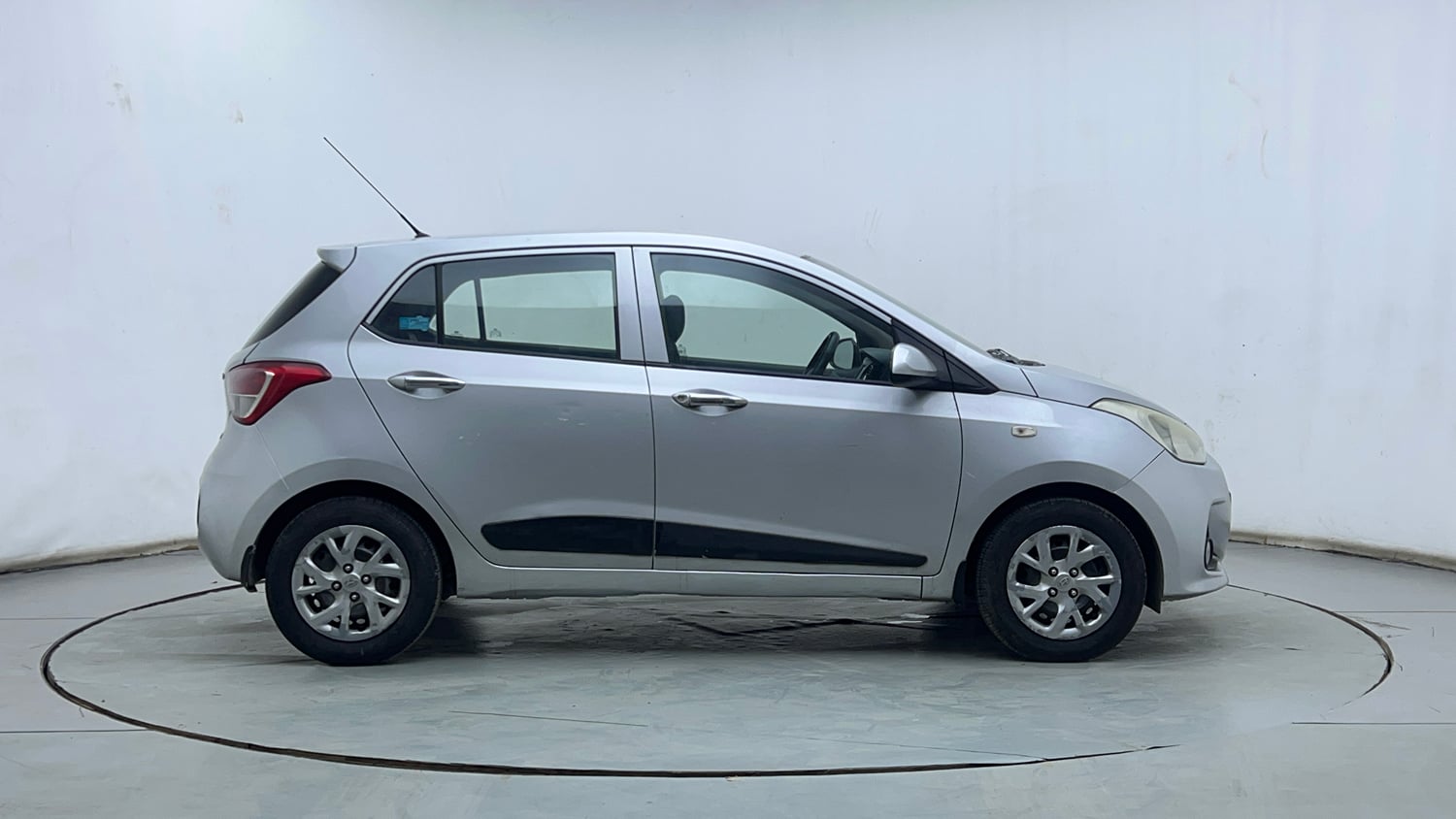 Used 2017 Hyundai Grand i10 Sportz 1.2 Kappa VTVT Petrol Manual exterior RIGHT SIDE VIEW