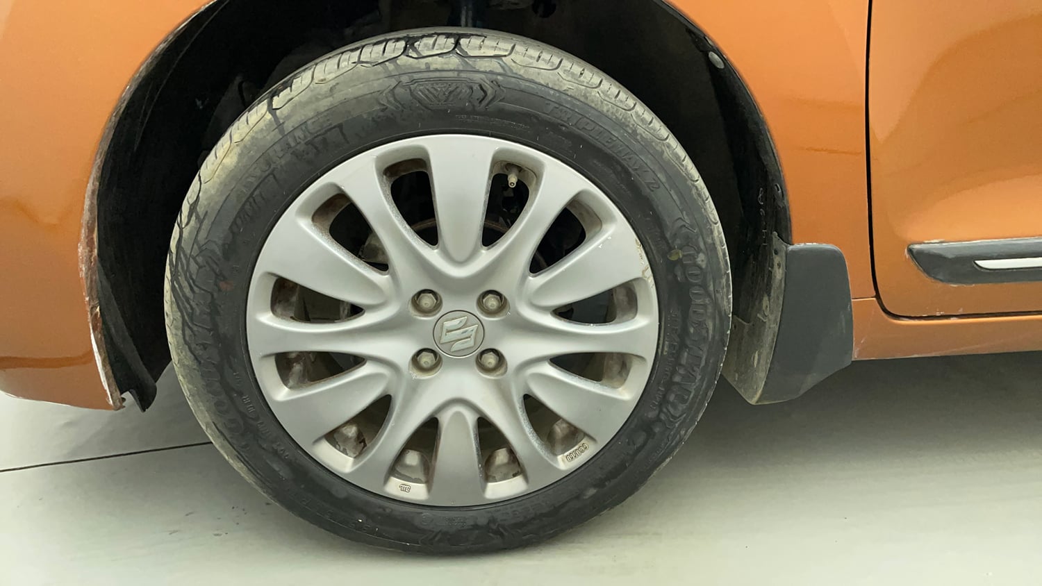Used 2016 Maruti Suzuki Baleno Zeta 1.2 Petrol Manual tyres LEFT FRONT TYRE RIM VIEW