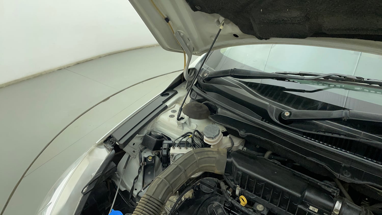 Used 2022 Maruti Suzuki Ciaz Delta 1.5 Petrol Manual engine ENGINE RIGHT SIDE HINGE & APRON VIEW
