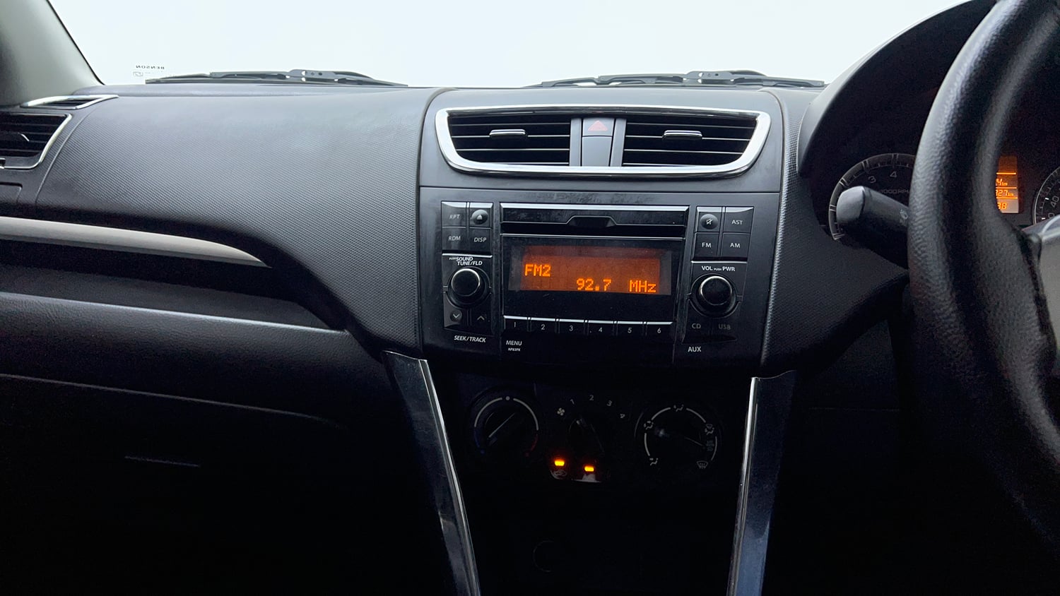 Used 2015 Maruti Suzuki Swift VXi Petrol Manual interior MUSIC SYSTEM & AC CONTROL VIEW