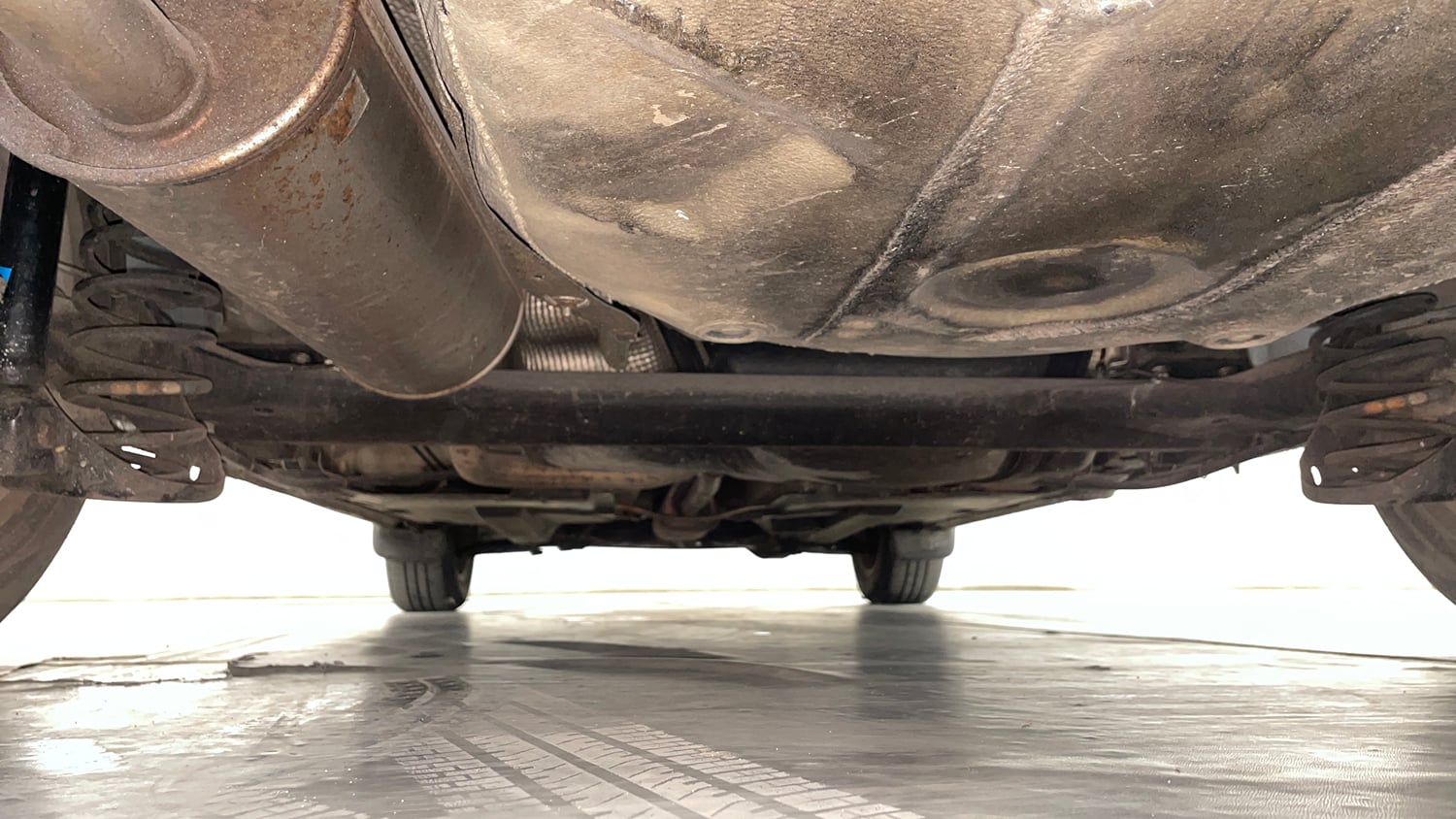 Used 2015 Volkswagen Vento Highline Petrol Petrol Manual extra REAR UNDERBODY VIEW (TAKEN FROM REAR)