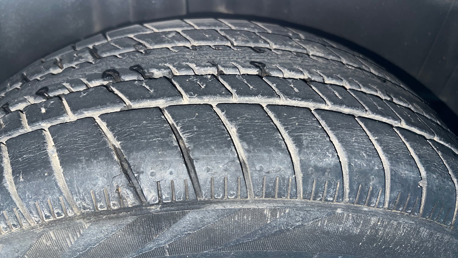 Used 2018 Volkswagen Ameo Comfortline 1.2L (P) Petrol Manual tyres RIGHT REAR TYRE TREAD VIEW